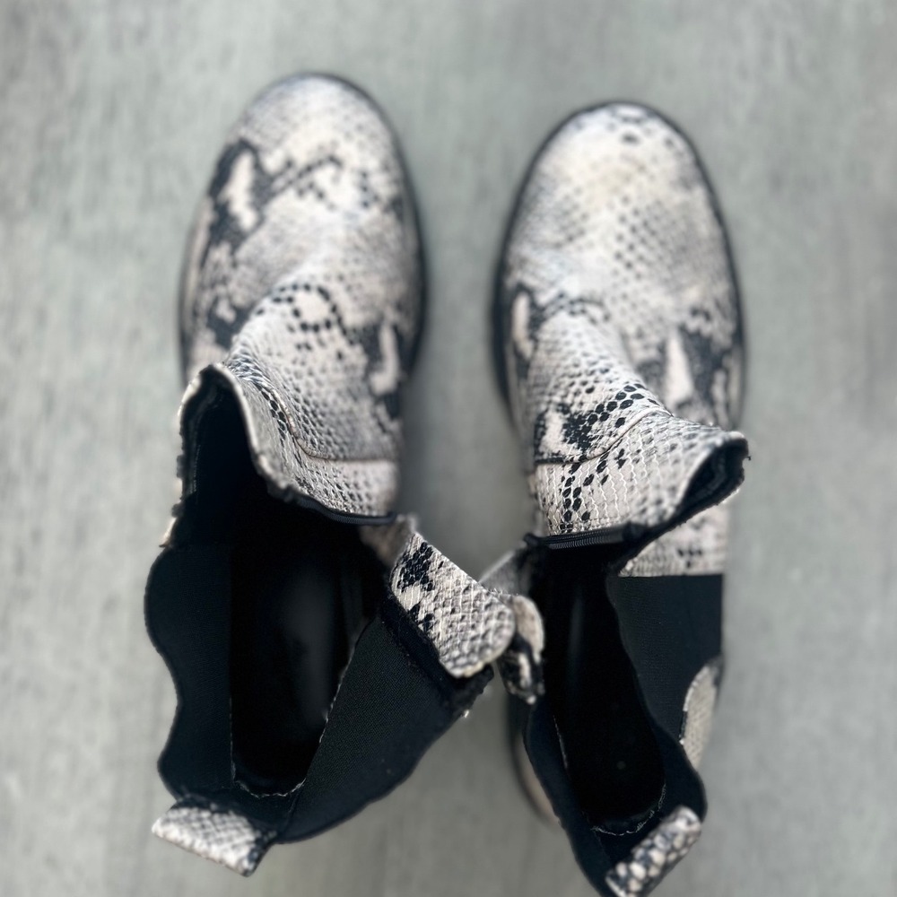 Universal Thread Snakeskin Print Chelsea Boots Lug Sole Zip Ankle Bootie Size 10 - Picture 6 of 10